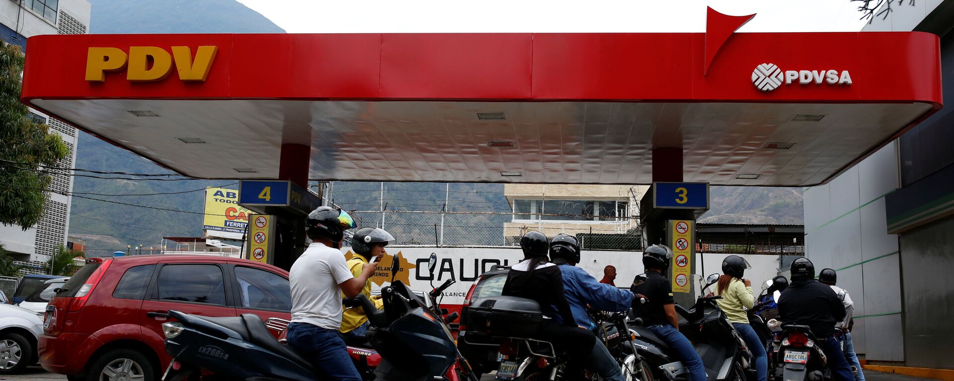 A general view of a gas station of the state oil company PDVSA in Caracas A general view of a gas station of the state oil company PDVSA in Caracas - Sputnik Mundo, 1920, 24.10.2021