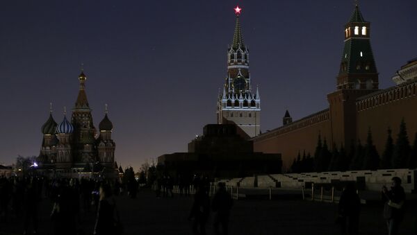 A view shows the St. Basil's Cathedral (L) and the Kremlin wall, after the lights were switched off for Earth Hour in Red Square in central Moscow, Russia - Sputnik Mundo