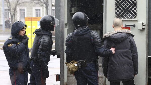 La policía detiene a un protestante en Minsk, el 25 de marzo de 2017 - Sputnik Mundo