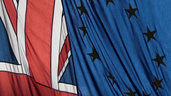 A Union flag flies next to the flag of the European Union in London, Britain, January 24, 2017. - Sputnik Mundo