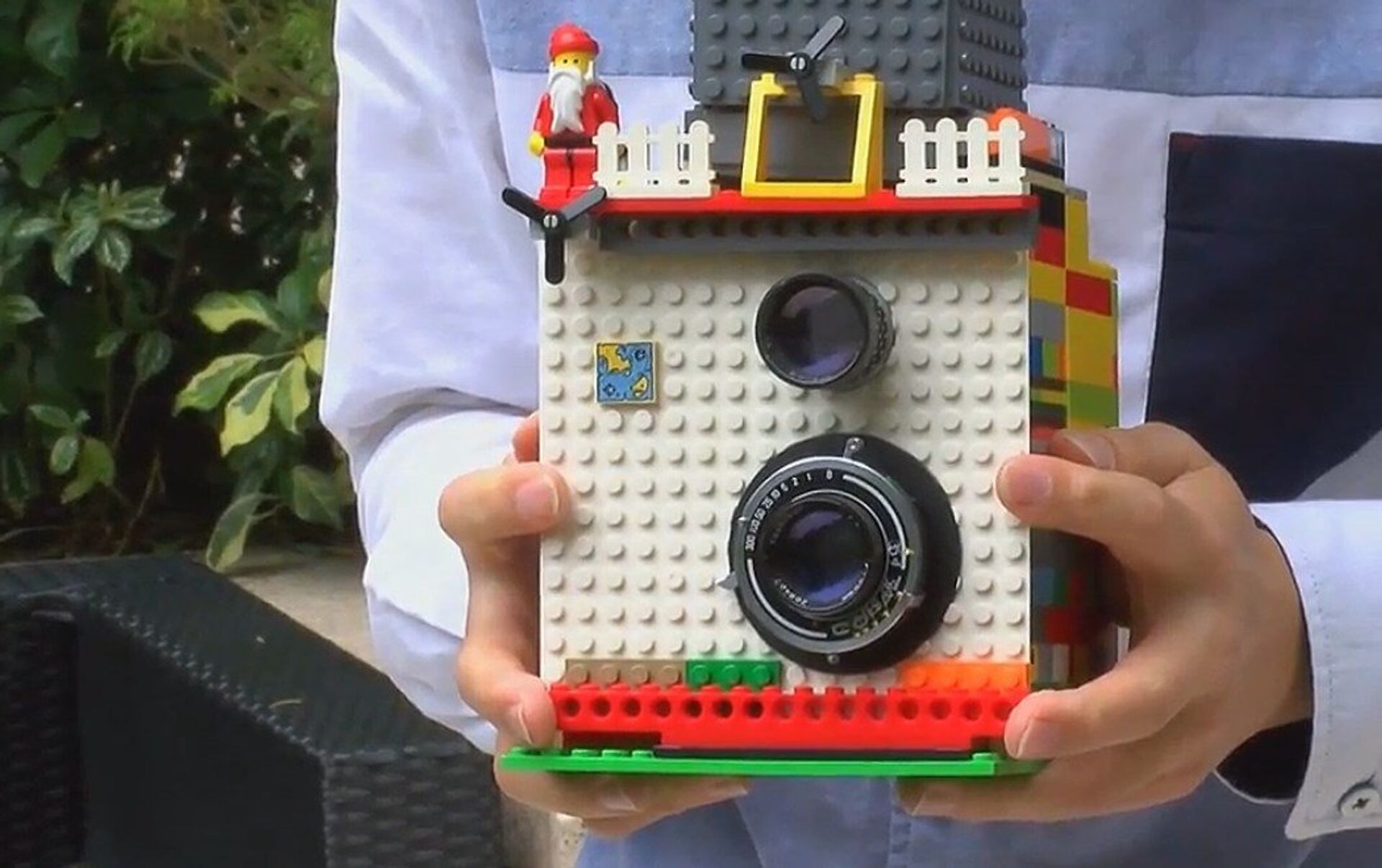 Una cámara instantánea fabricada con Lego