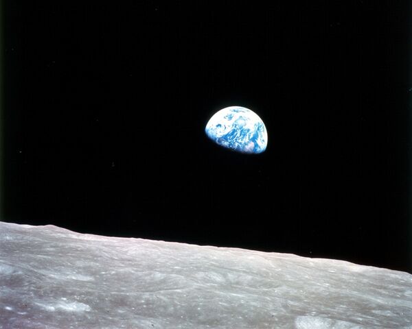 La primera imagen de Salida de la Tierra tomada en 1968 por el Apolo 8 - Sputnik Mundo