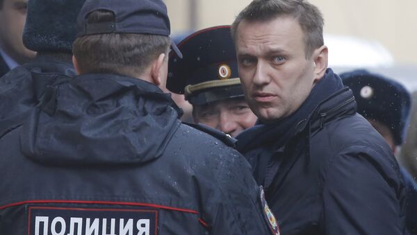 Alexéi Navalni, opositor ruso, rodeado por policías - Sputnik Mundo