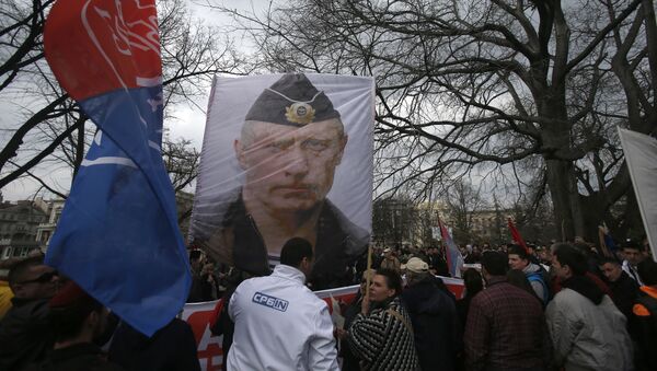 Protesters hold a picture of Russian President Vladimir Putin during a protest against NATO in downtown Belgrade, Serbia, Saturday, Feb. 20, 2016 - Sputnik Mundo