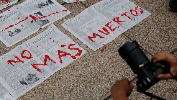 Journalists and activist paint on news papers with fake blood during a protest against the murder of the Mexican journalist Miroslava Breach, outside the Attorney General's Office (PGR) in Mexico City, Mexico March 25, 2017 - Sputnik Mundo