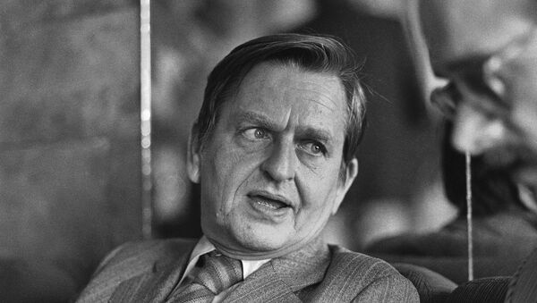 Former Swedish Prime Minister Olof Palme talks to journalists after his one-hour meeting with Coviet President Leonid Brezhnev in Moscow - Sputnik Mundo