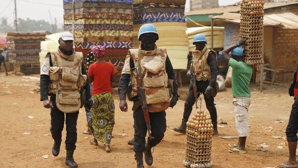 UN peacekeepers from Congo Brazaville walk in the PK5 district after unloading a truck of its voting material and ballots at a polling station in Bangui, Central African Republic - Sputnik Mundo