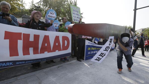Protesters carry a mock missile symbolizing an advanced U.S. missile defense system called Terminal High-Altitude Area Defense, or THAAD, during a rally to oppose a plan to deploy the THAAD in front of the Defense Ministry in Seoul, South Korea, Thursday, Oct. 20, 2016 - Sputnik Mundo