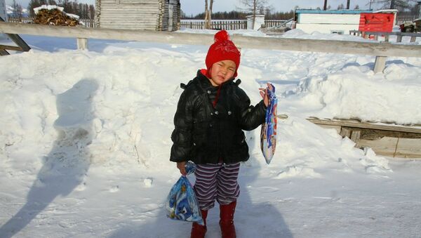 Saglana, niña rusa que recorrió 8 kilómetros por la taiga siberiana en busca de ayuda para su abuela - Sputnik Mundo