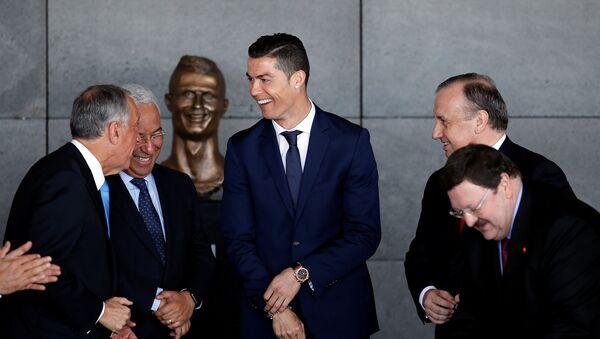 Cristiano Ronaldo cerca de su busto en el aeropuestro de Madeira - Sputnik Mundo