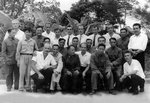 Un grupo de expertos militares soviéticos que participaron en la Guerra de Vietnam Un grupo de expertos militares soviéticos que participaron en la Guerra de Vietnam - Sputnik Mundo