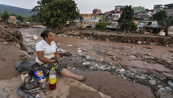 Una mujer en Mocoa, Colombia - Sputnik Mundo
