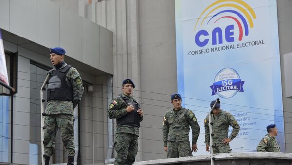 Ecuadorean Army members stand guard outside the National Electoral Council building in Quito - Sputnik Mundo