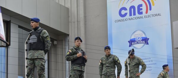 Ecuadorean Army members stand guard outside the National Electoral Council building in Quito Ecuadorean Army members stand guard outside the National Electoral Council building in Quito - Sputnik Mundo