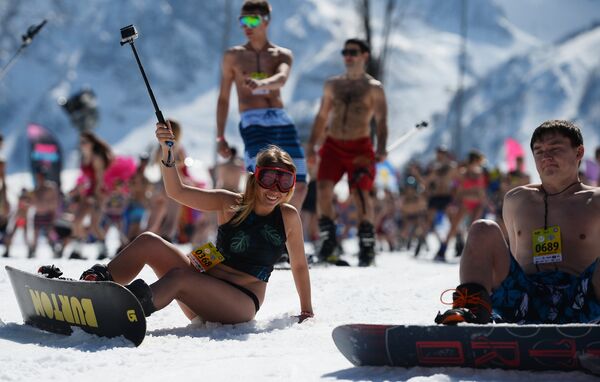 Carnaval alpino Boogel Woogel: sol, nieve y bikinis en las montañas de Sochi - Sputnik Mundo
