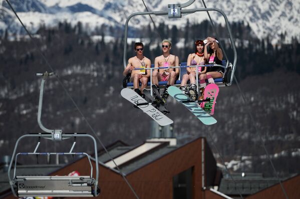 Carnaval alpino Boogel Woogel: sol, nieve y bikinis en las montañas de Sochi - Sputnik Mundo