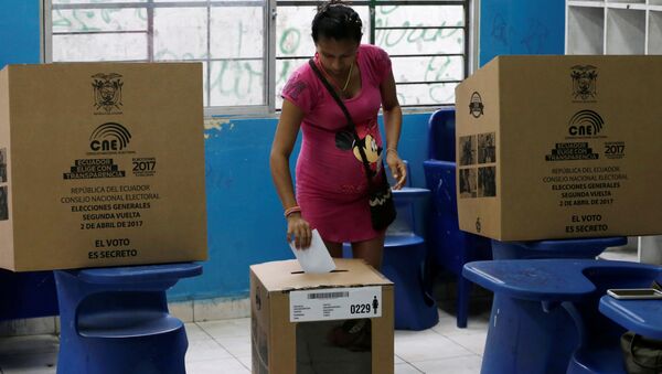 Una mujer vota en Guayaquil, Ecuador - Sputnik Mundo