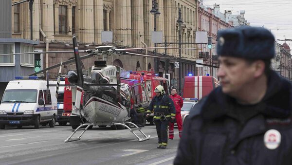 Members of the Emergency services stand next to a helicopter outside Tekhnologicheskiy institut metro station in St. Petersburg, Russia - Sputnik Mundo