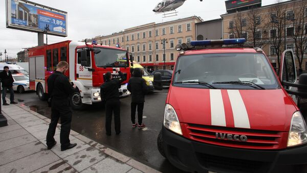 A helicopter flies over the fire trucks after an explosion at Tekhnologichesky Institut subway station in St.Petersburg, Russia, Monday, April 3, 2017. The subway in the Russian city of St. Petersburg is reporting that there are fatalities and several people have been injured in an explosion on a subway train. - Sputnik Mundo