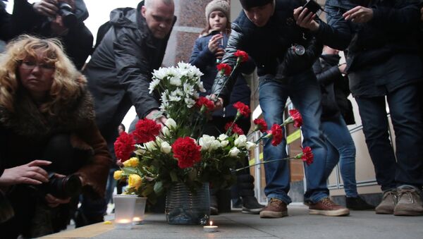 Las flores en homenaje de las víctimas de la explosión en San Petersburgo - Sputnik Mundo