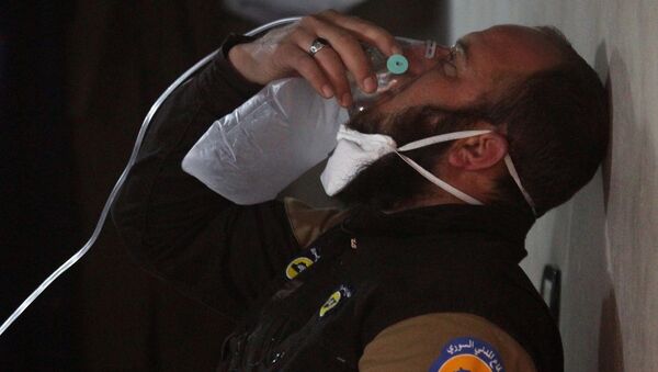 Miembro de la Defensa civil respira el oxígeno en Jan Sheijun en la provincia de Idlib, Siria - Sputnik Mundo