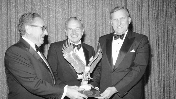 David Rockefeller, center, chairman of the Chase Manhattan's Bank's International Advisory Committee and the banks former chairman of the board and chief executive officer, receives the 1983 International Leadership Award from the U.S. Council for International Business, presented by Dr. Henry A. Kissinger, former Secretary of State, left, and Ralph A. Pfeiffer, Jr., U.S. Council Chairman, at New York's Pierre Hotel on Thursday, Dec. 9, 1983. The award recognizes outstanding contributions to world trade and investment. - Sputnik Mundo