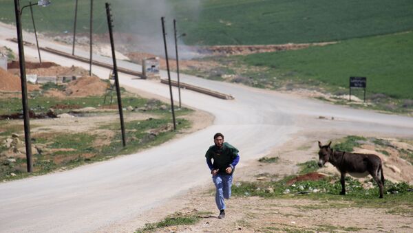 Un médico sirio corriendo durante un ataque al hospital en Idlib - Sputnik Mundo