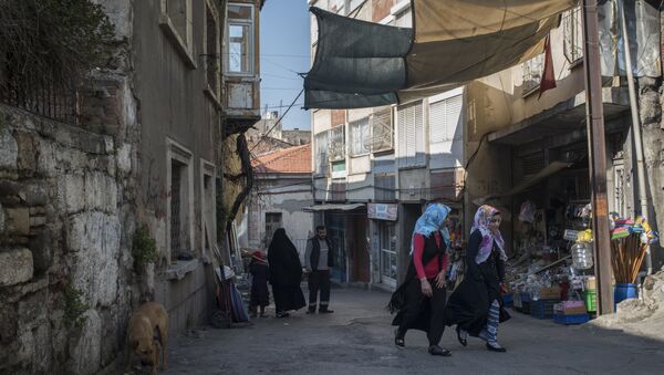 Refugiados sirios en las calles de Esmirna - Sputnik Mundo