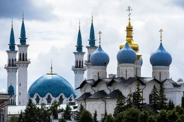 A diferencia del resto del continente europeo, donde tuvieron lugar persecuciones y guerras de carácter religioso, en Rusia desde tiempos ancestrales abiertamente conviven diversas tradiciones de culto. La armonía se consigue mediante el respeto mutuo y la no interferencia de la religión en la vida social y política del país. Su incumplimiento es considerado de extremismo. A diferencia del resto del continente europeo, donde tuvieron lugar persecuciones y guerras de carácter religioso, en Rusia desde tiempos ancestrales abiertamente conviven diversas tradiciones de culto. La armonía se consigue mediante el respeto mutuo y la no interferencia de la religión en la vida social y política del país. Su incumplimiento es considerado de extremismo. - Sputnik Mundo