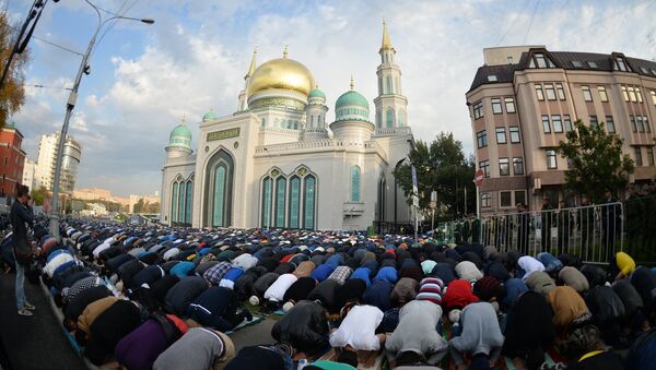 Fieles musulmanes rezan en las cercanías de la Mezquita Catedral de Moscú durante la Celebración del Sacrificio, 24 de septiembre de 2015 - Sputnik Mundo