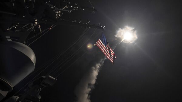 In this image provided by the U.S. Navy, the guided-missile destroyer USS Porter (DDG 78) launches a tomahawk land attack missile in the Mediterranean Sea, Friday, April 7, 2017. The United States blasted a Syrian air base with a barrage of cruise missiles in fiery retaliation for this week's gruesome chemical weapons attack against civilians. - Sputnik Mundo