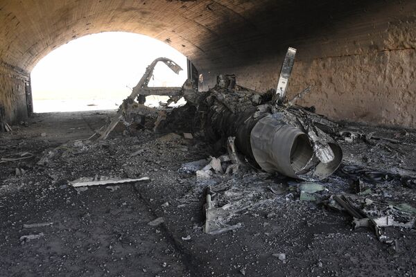 Las consecuencias del ataque de misiles de EEUU sobre la base aérea Shairat del Ejército sirio - Sputnik Mundo