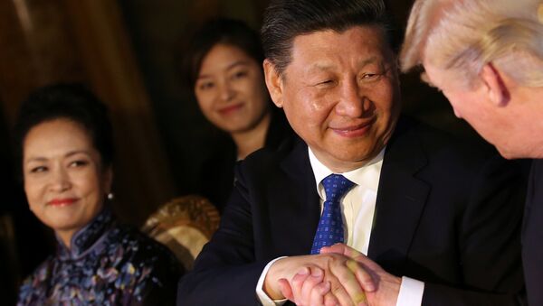 El presidente de China, Xi Jinping con el mandatario de EEUU, Donald Trump, en Florida - Sputnik Mundo