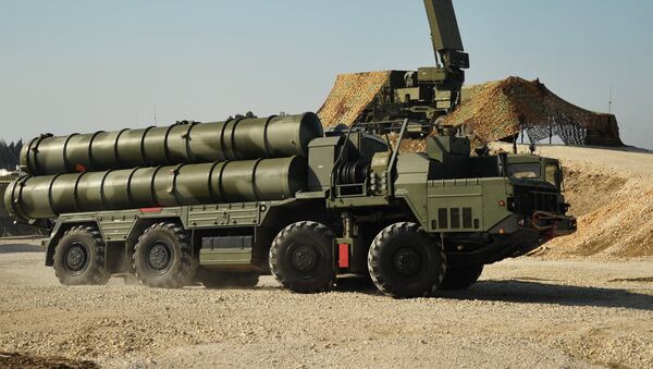 Rusia despliega los sistemas de misiles de defensa antiaerea S-400 en Siria - Sputnik Mundo
