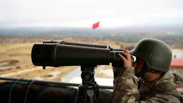 A Turkish soldier watches the border line between Turkey and Syria near the southeastern village of Besarslan, in Hatay province, Turkey, November 1, 2016 - Sputnik Mundo