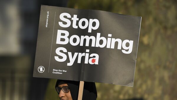 Protestas contra los bombardeos en Siria - Sputnik Mundo