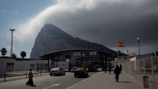 People enter the British territory of Gibraltar, historically claimed by Spain, at its border with Spain, in La Linea de la Concepcion - Sputnik Mundo