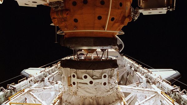 El acoplamiento de la nave orbital estadounidense Shattle con la estación Mir con el uso del sistema APAS - Sputnik Mundo
