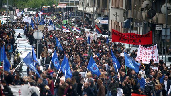 Manifestantes participan en una protesta contra la victoria de Vucic en las elecciones presidenciales de Serbia - Sputnik Mundo