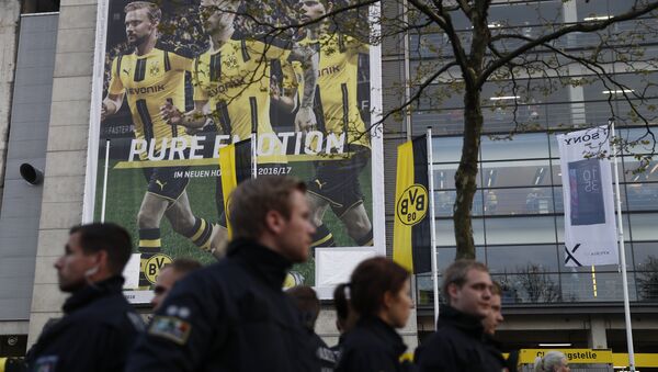 La Policía arriba al lugar de la explosión cerca del autobús del Borussia - Sputnik Mundo