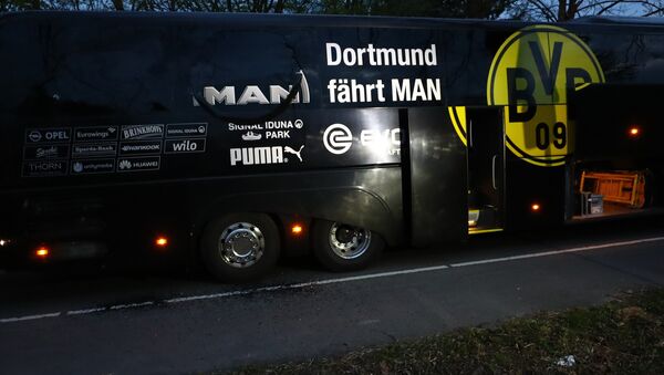 Autobús del equipo de fútbol Borussia Dortmund tras explosiones - Sputnik Mundo