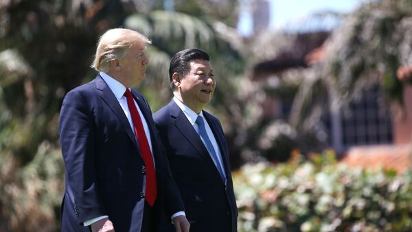 U.S. President Trump and China's President Xi walk together at the Mar-a-Lago estate after a bilateral meeting in Palm Beach - Sputnik Mundo