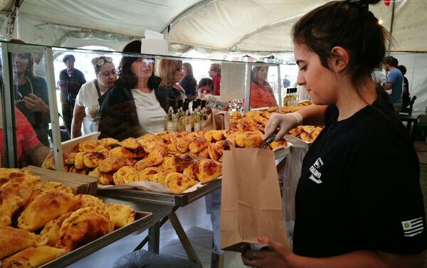 Empanadas a la venta en el Puerto de Buceo, en Montevideo - Sputnik Mundo