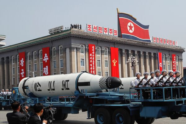 Desfile militar dedicado al 105 aniversario del nacimiento del fundador del Estado norcoreano, Kim Il Sung Desfile militar dedicado al 105 aniversario del nacimiento del fundador del Estado norcoreano, Kim Il Sung - Sputnik Mundo