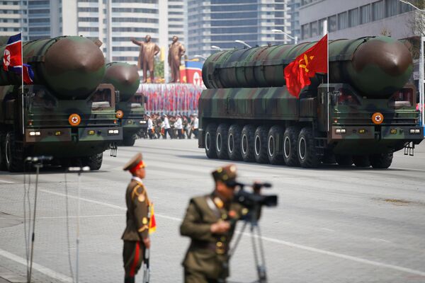 Desfile militar dedicado al 105 aniversario del nacimiento del fundador del Estado norcoreano, Kim Il Sung Desfile militar dedicado al 105 aniversario del nacimiento del fundador del Estado norcoreano, Kim Il Sung - Sputnik Mundo