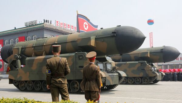 Misiles norcoreanos en un desfile militar en Pyongyang (archivo) - Sputnik Mundo
