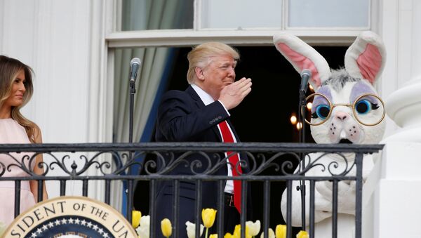 Donald Trump junto a un personaje de Pascua en la Casa Blanca en Washington - Sputnik Mundo