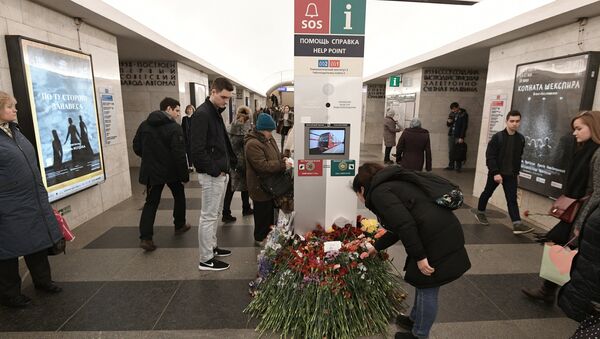 Las flores en homenaje a las víctimas de la explosión en San Petersburgo - Sputnik Mundo