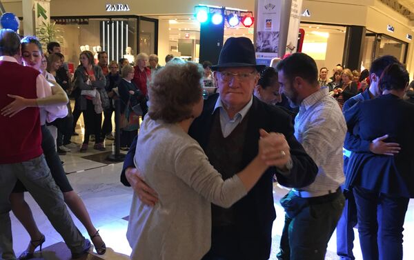 Personas bailan tango en un centro comercial de Montevideo - Sputnik Mundo