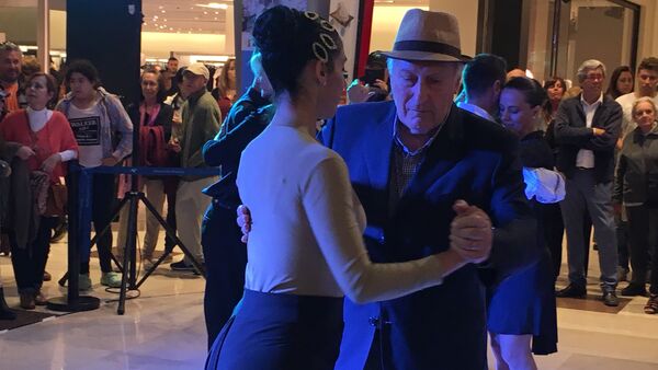 Personas bailan tango en un centro comercial de Montevideo - Sputnik Mundo